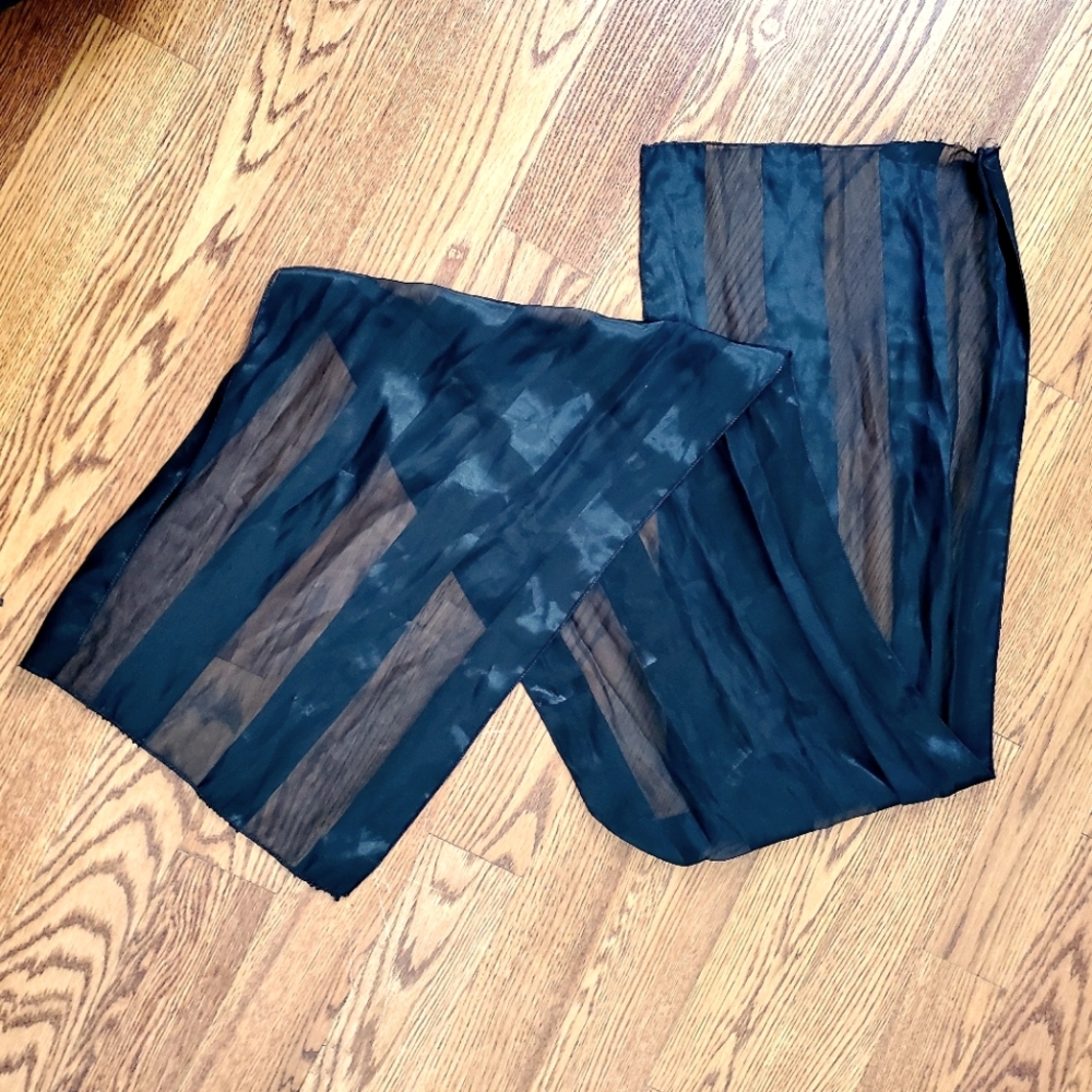 💰Free w bundle - Black striped scarf